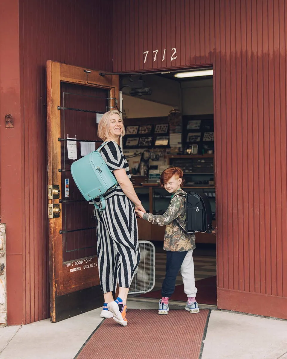 可調式揹帶,可依照體型自由調整使用