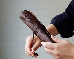 Tone Oilnume 纏繞式筆袋