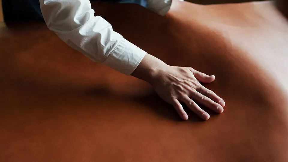 精選高級牛皮、馬臀皮、輕盈柔軟的人造皮革