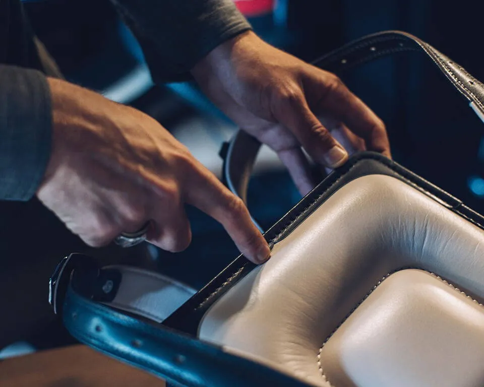 可調式揹帶，可依照體型自由調整使用